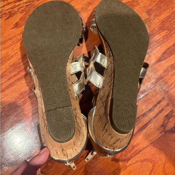 Elegant Metallic Sandals - Picture 7 of 10